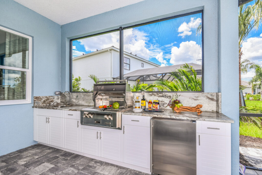 Modern outdoor kitchen - Waterscapes Pools and sa
